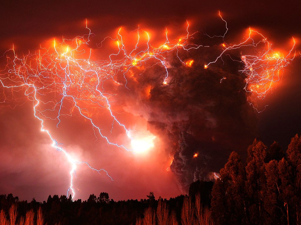 Powerful Volcanic Lightning